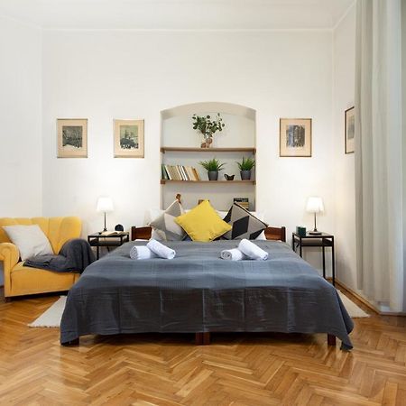 Classy Apartments Charles Bridge Прага Экстерьер фото